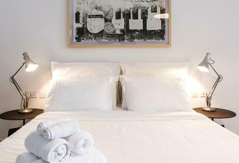 سوییت لوکس, Two Pillows Boutique Hostel