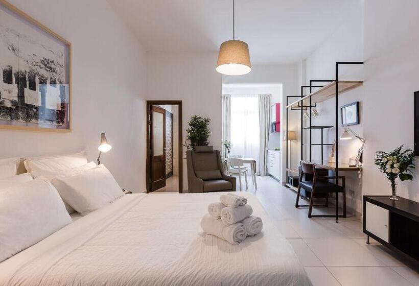 سوییت لوکس, Two Pillows Boutique Hostel