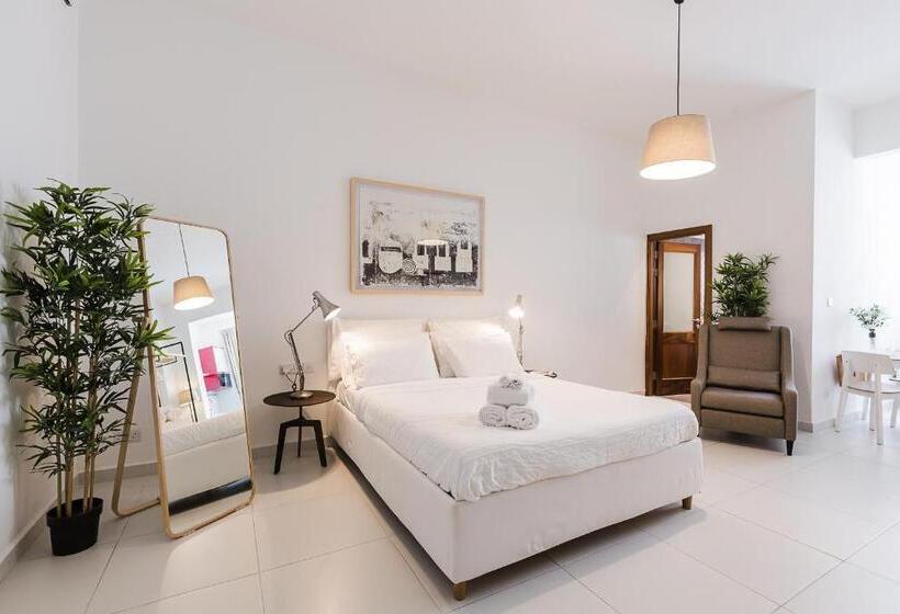 سوییت لوکس, Two Pillows Boutique Hostel