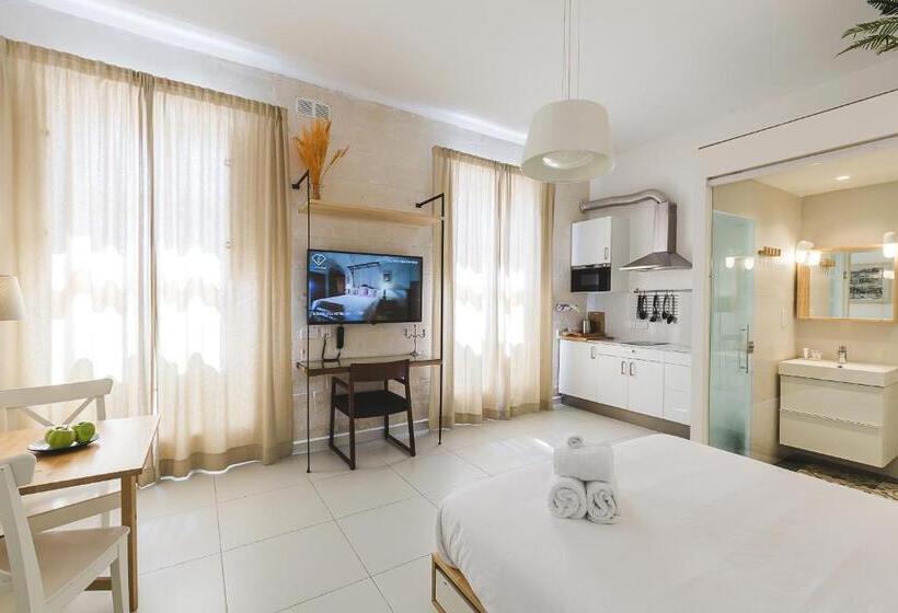 استودیوی لوکس, Two Pillows Boutique Hostel