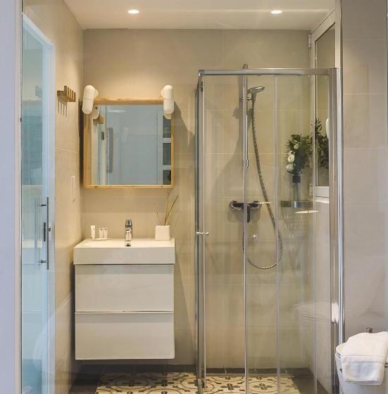 استودیوی لوکس, Two Pillows Boutique Hostel