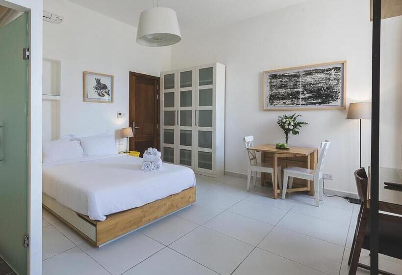 استودیوی لوکس, Two Pillows Boutique Hostel