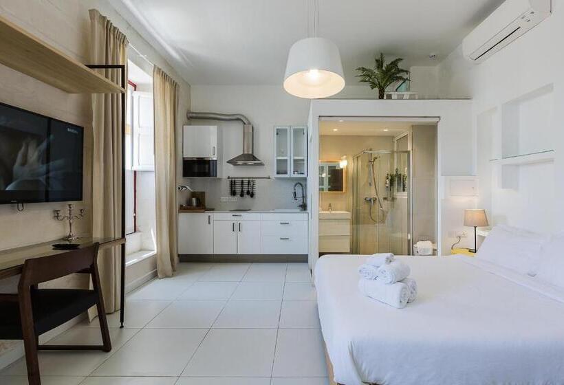 استودیوی لوکس, Two Pillows Boutique Hostel