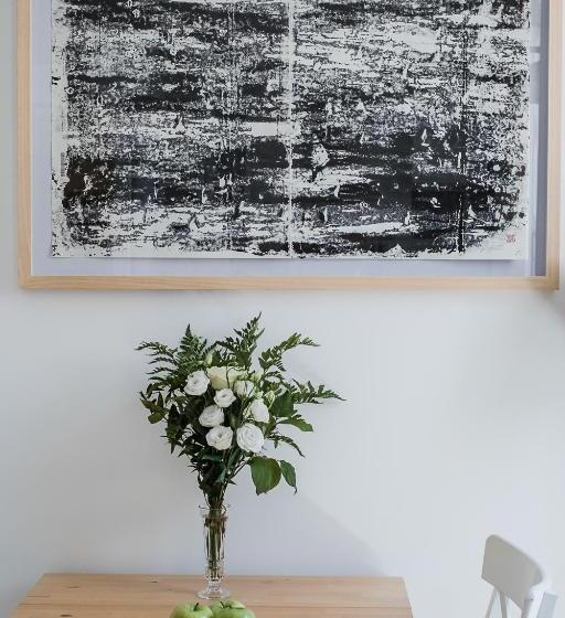 استودیوی لوکس, Two Pillows Boutique Hostel