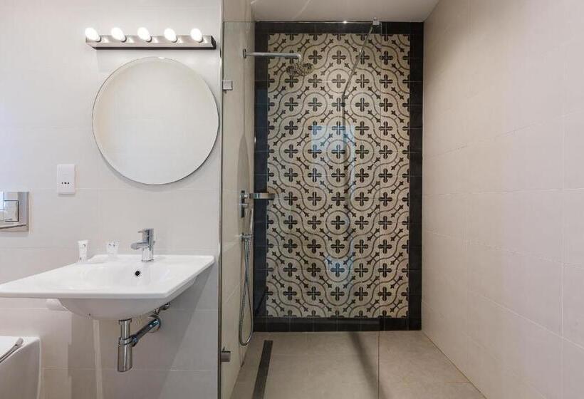 مجموعه ویستا شهر, Two Pillows Boutique Hostel