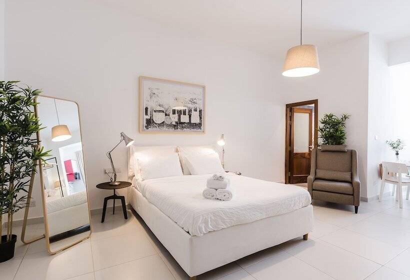 استودیوی لوکس, Two Pillows Boutique Hostel