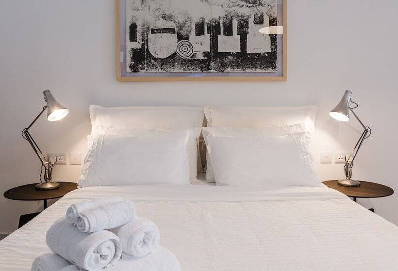 استودیوی لوکس, Two Pillows Boutique Hostel
