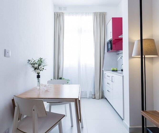 استودیوی لوکس, Two Pillows Boutique Hostel