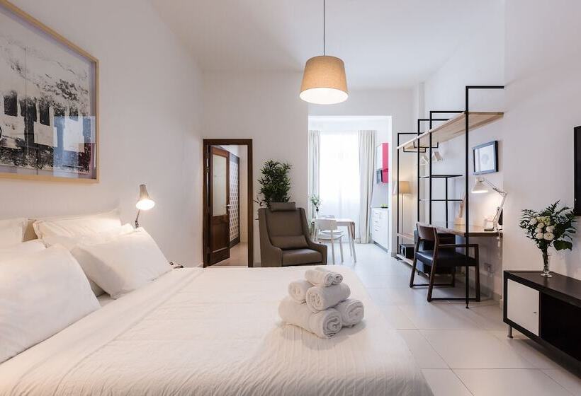 استودیوی لوکس, Two Pillows Boutique Hostel