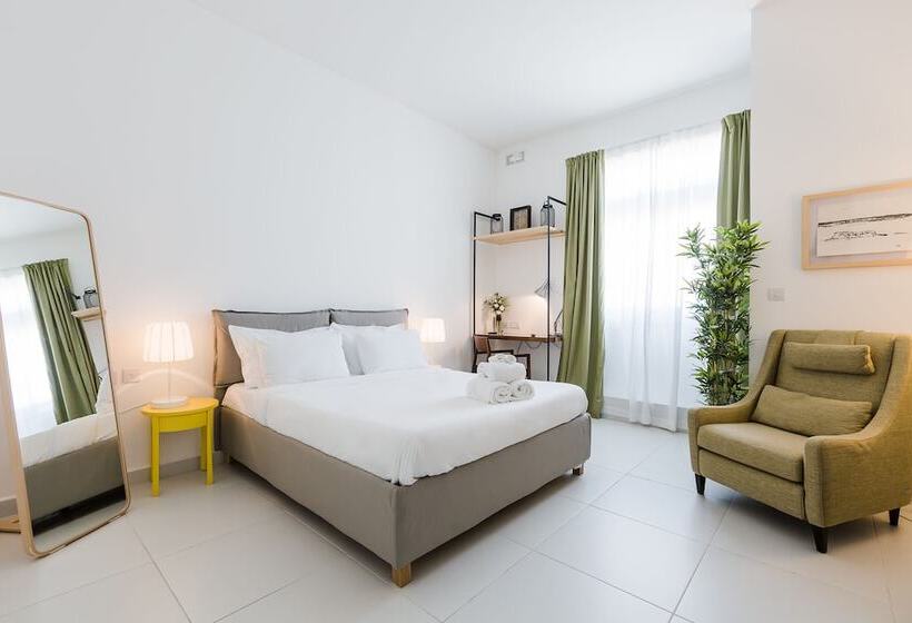 سوییت لوکس, Two Pillows Boutique Hostel