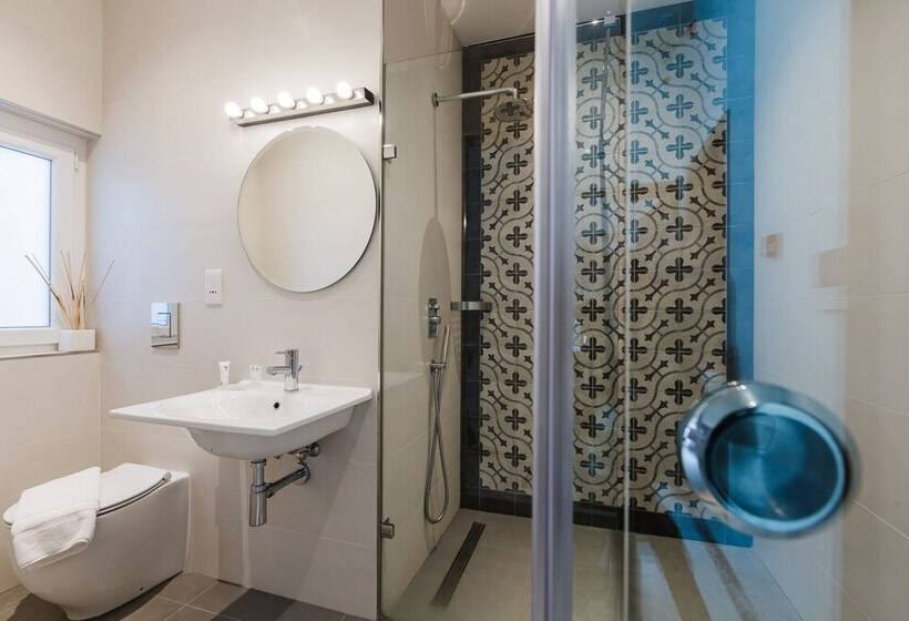 سوییت لوکس, Two Pillows Boutique Hostel