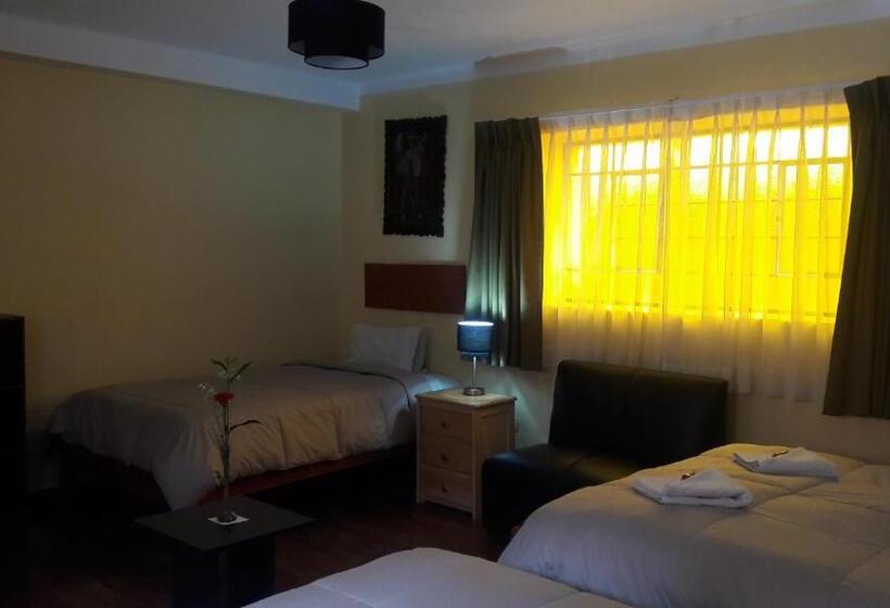 Lüks Üç Kişilik Oda, Kurumi Hostel