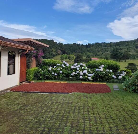بنجلو ديلوكس, Finca Paraiso Mountain Retreat Near San Jose Airport