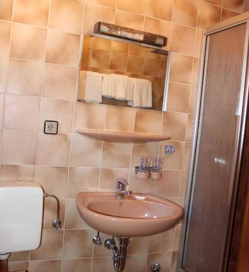 标准三人间, Berggasthof Hoherodskopf