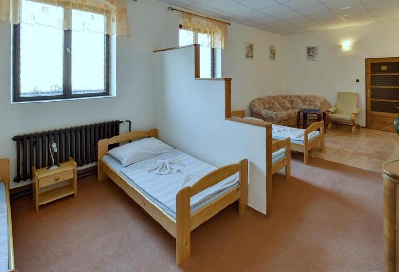 غرفة قياسية رباعية, Kovarna