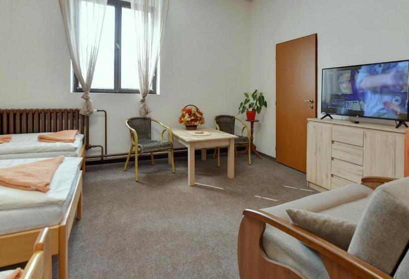 غرفة قياسية رباعية, Kovarna