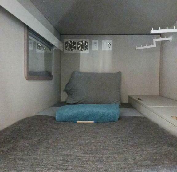 共用房间的床, Podshare Hollywood