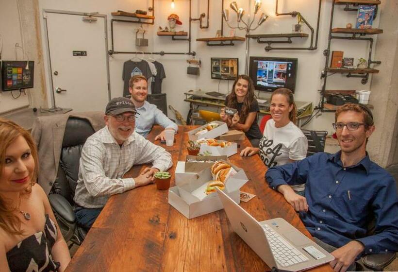 共用房间的床, Podshare Hollywood