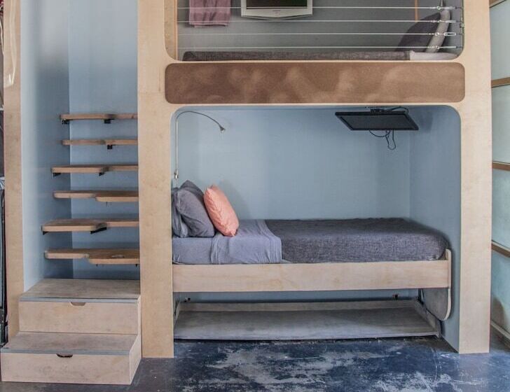 共用房间的床, Podshare Hollywood