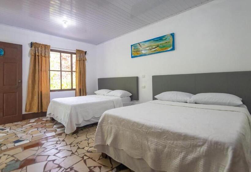 غرفة قياسية ثلاثية مطلة علي الحديقة, Tortuguero Beachfront