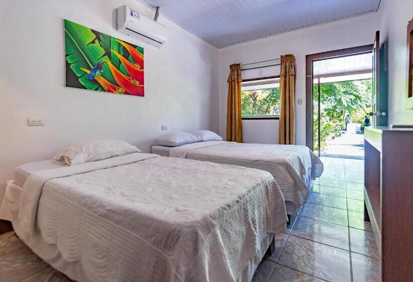 غرفة قياسية رباعية مطلة على الحديقة, Tortuguero Beachfront