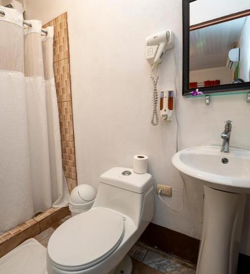 غرفة قياسية ثلاثية مطلة علي الحديقة, Tortuguero Beachfront