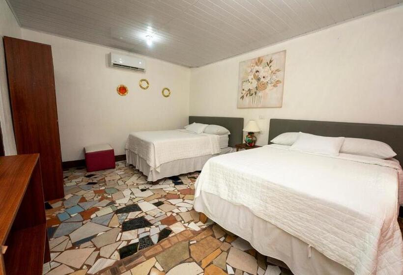 غرفة قياسية رباعية مطلة على الحديقة, Tortuguero Beachfront