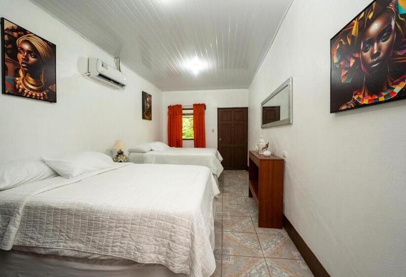 غرفة قياسية رباعية مطلة على الحديقة, Tortuguero Beachfront