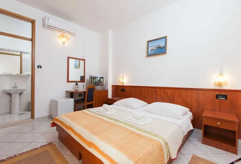 Classic-huone vuoristonäkymällä, Villa Vinka