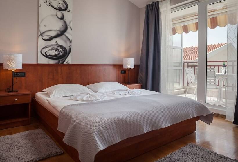 غرفة سوبيريور ثلاثية مطلّة علي البحر, Villa Vinka