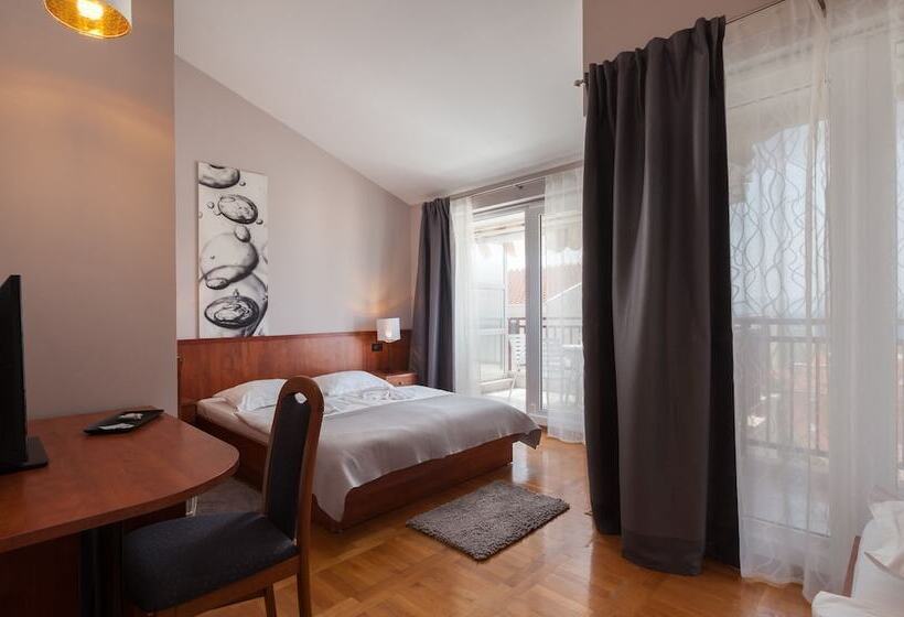 غرفة سوبيريور ثلاثية مطلّة علي البحر, Villa Vinka