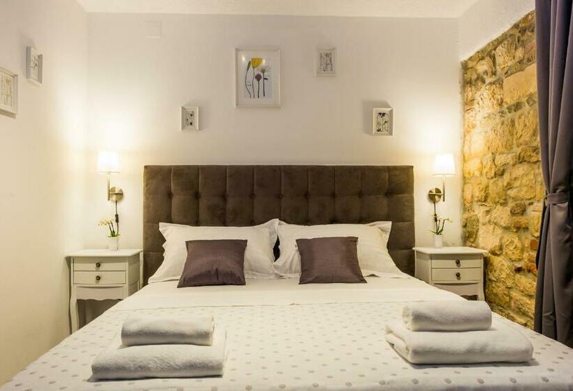 חדר סטנדרט, Xiv Century Rooms