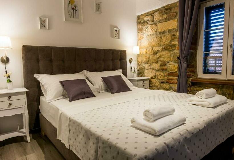 غرفة قياسية, Xiv Century Rooms