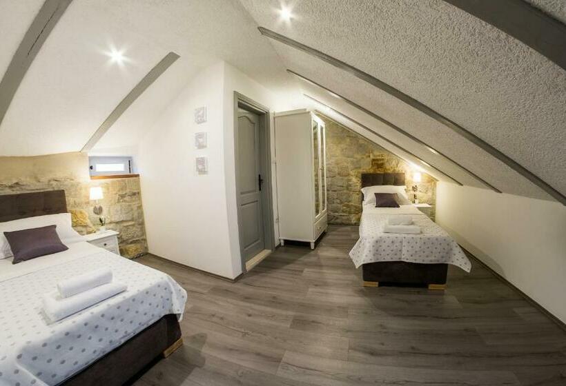 חדר סטנדרט לשלושה, Xiv Century Rooms