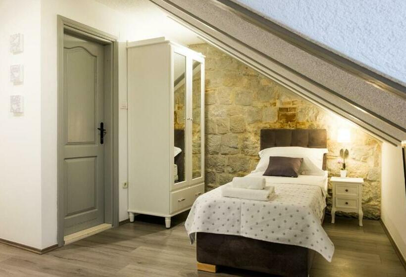 Номер Стандарт Трехместный, Xiv Century Rooms