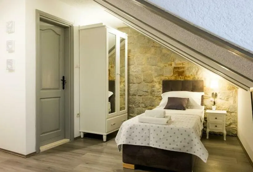 اتاق استاندارد سه نفره, Xiv Century Rooms