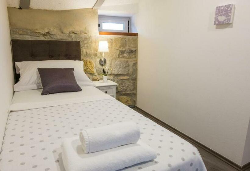 غرفة قياسية ثلاثية, Xiv Century Rooms