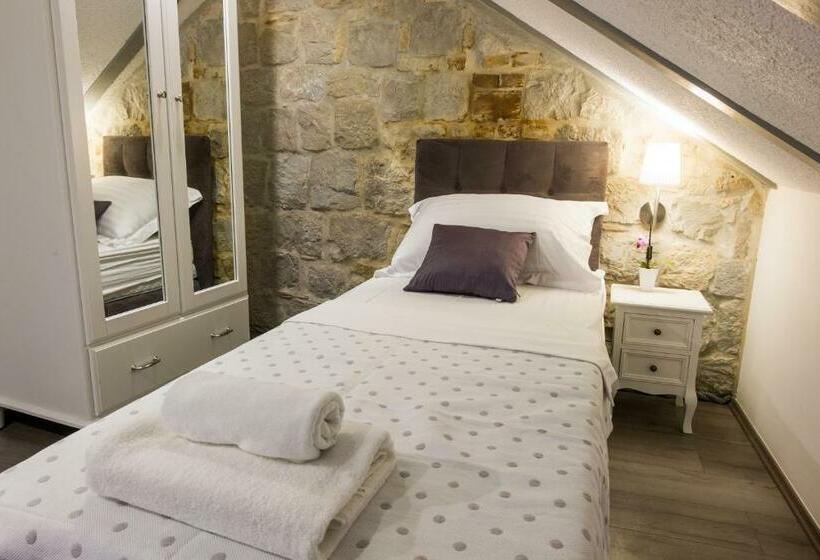 غرفة قياسية ثلاثية, Xiv Century Rooms