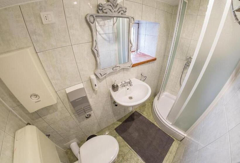 חדר סטנדרט לשלושה, Xiv Century Rooms