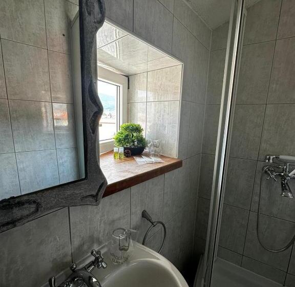 غرفة قياسية ثلاثية, Xiv Century Rooms