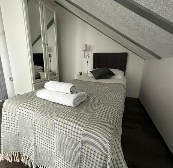 غرفة قياسية ثلاثية, Xiv Century Rooms