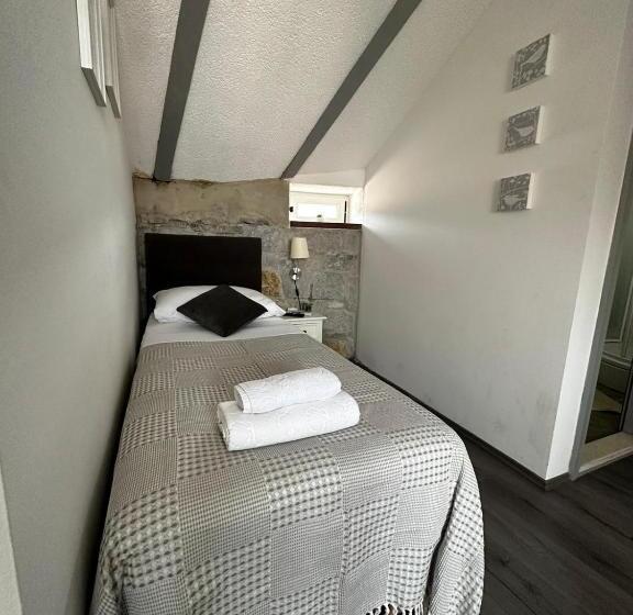 חדר סטנדרט לשלושה, Xiv Century Rooms