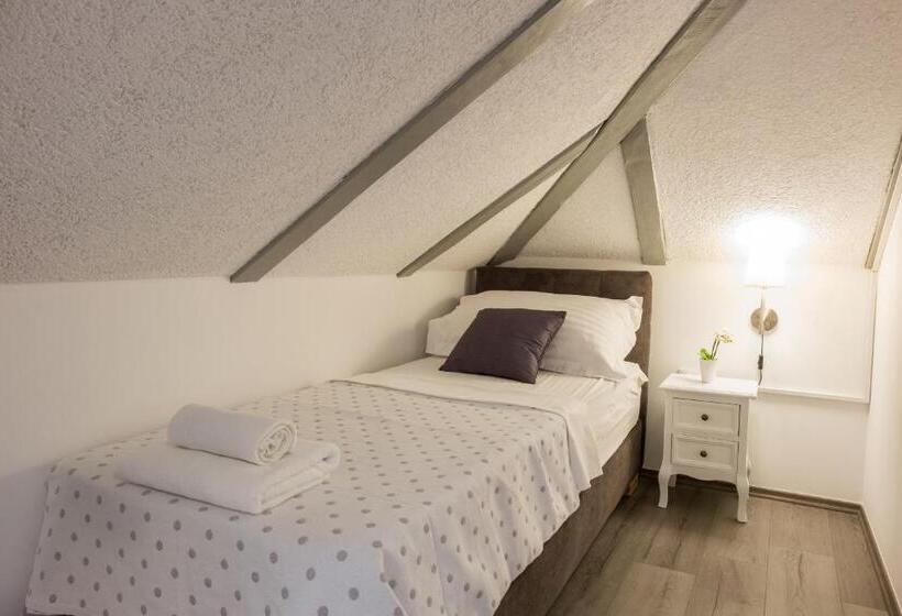 غرفة كومفورت, Xiv Century Rooms