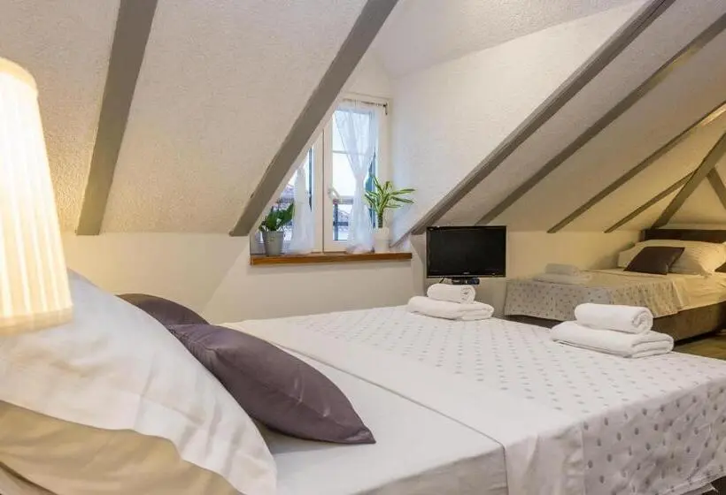 Comfort-huone, Xiv Century Rooms