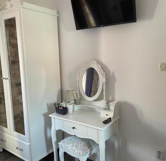 חדר קומפורט, Xiv Century Rooms