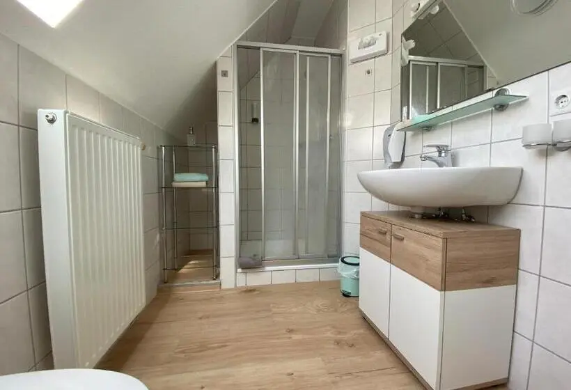 Basic Kolmen Hengen Huone, Zur Bever