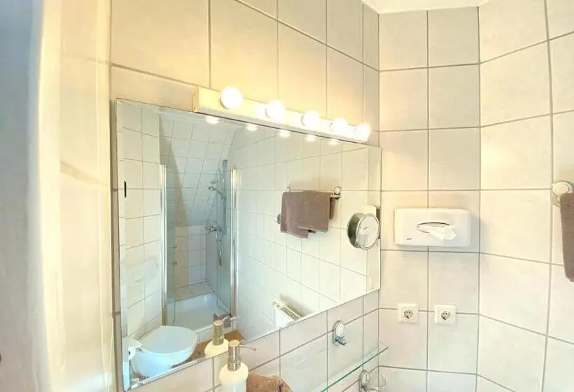 Economy Yhden Hengen Huone, Zur Bever