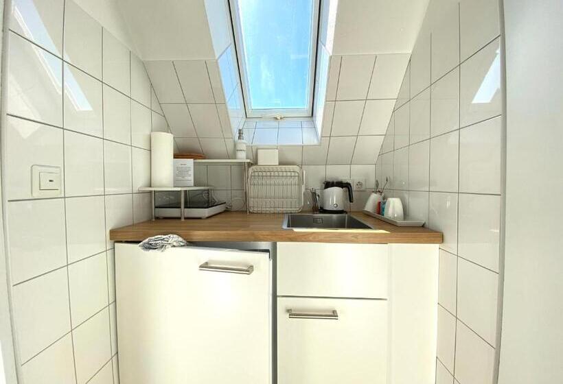 이코노미 룸, Zur Bever