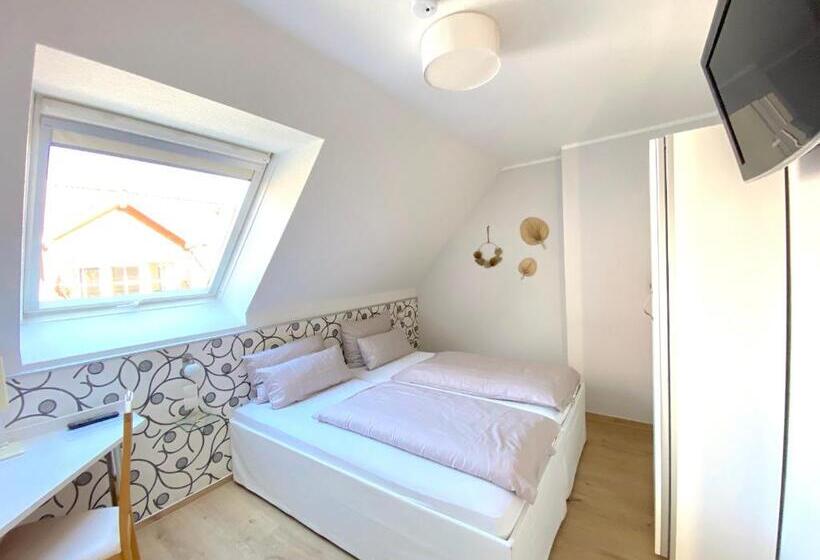 이코노미 룸, Zur Bever