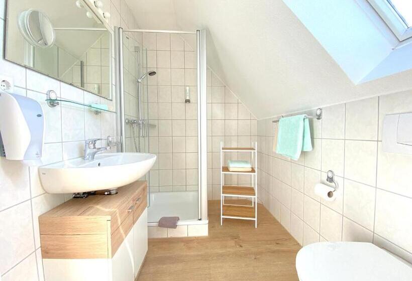 이코노미 룸, Zur Bever